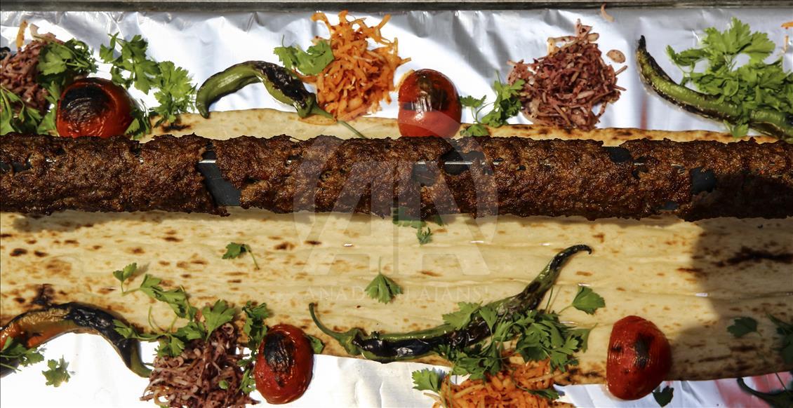 Yöresel lezzet fuarı açılışı 30 metrelik kebapla yapıldı