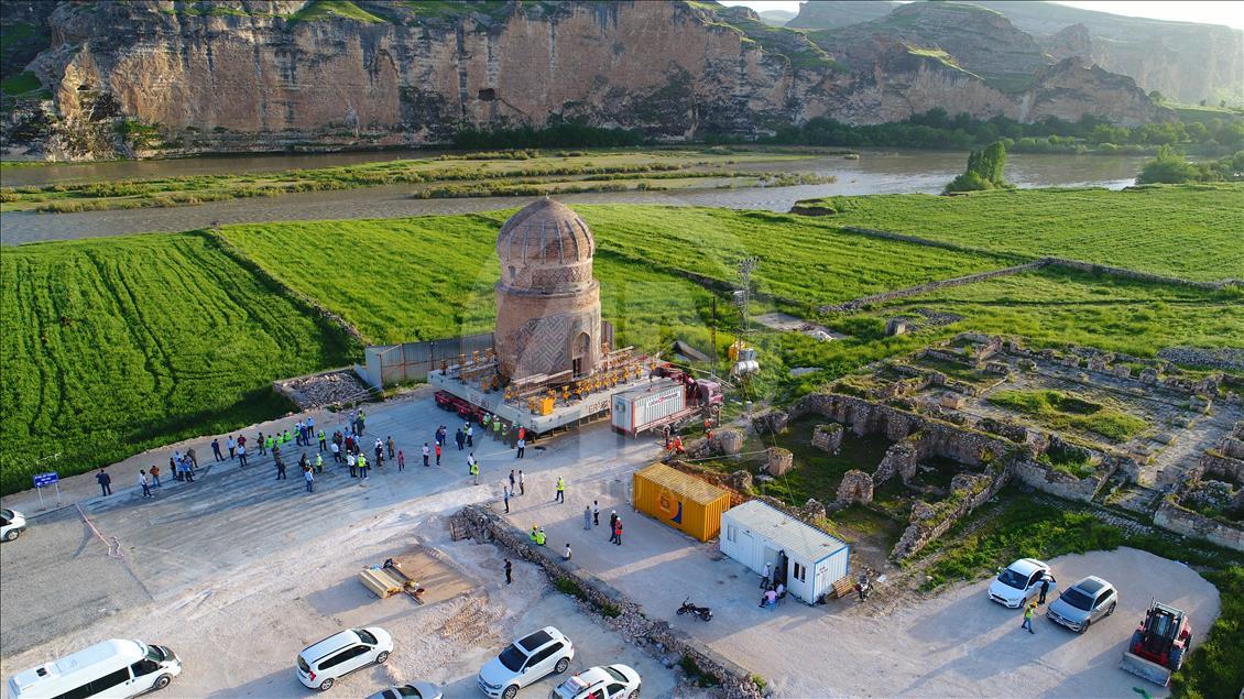 Tarihi Zeynel Bey Türbesi yeni yerine taşındı