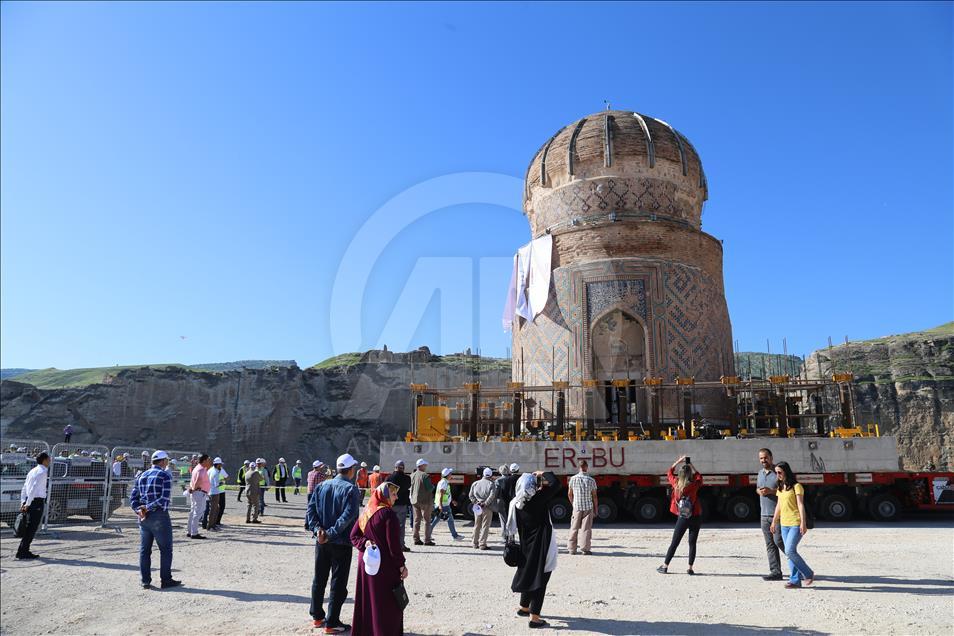 Tarihi Zeynel Bey Türbesi'nin taşınmaya başlandı