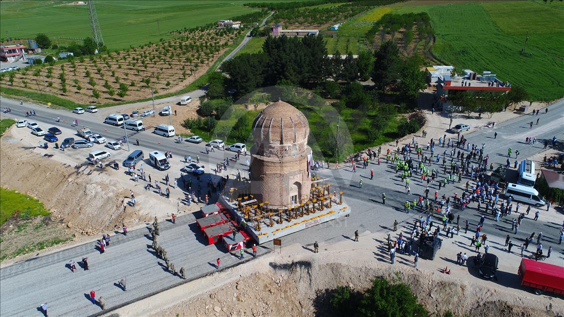 Tarihi Zeynel Bey Türbesi yeni yerine taşındı
