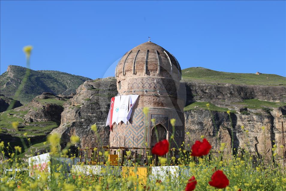 Tarihi Zeynel Bey Türbesi'nin taşınmaya başlandı