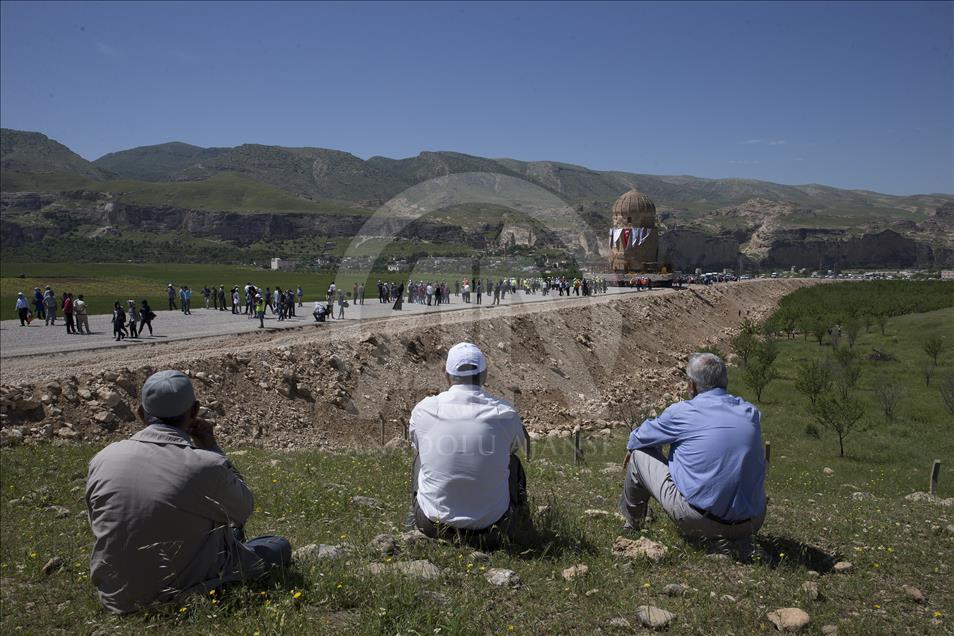 Tarihi Zeynel Bey Türbesi yeni yerine taşındı