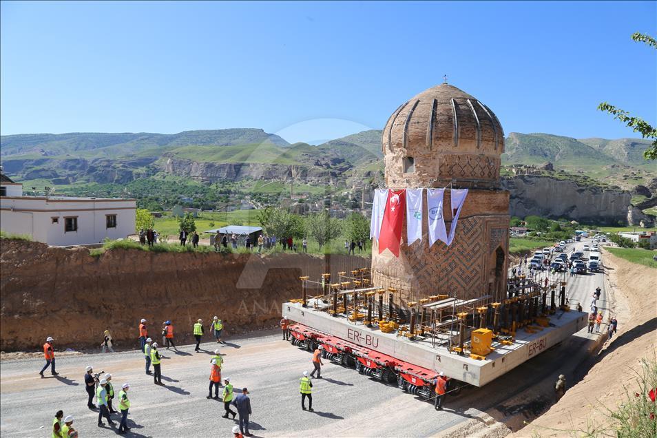 Tarihi Zeynel Bey Türbesi'nin taşınmaya başlandı