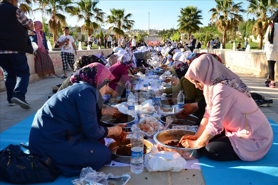 "400 kadınla çiğ köfte yoğurma rekoru"