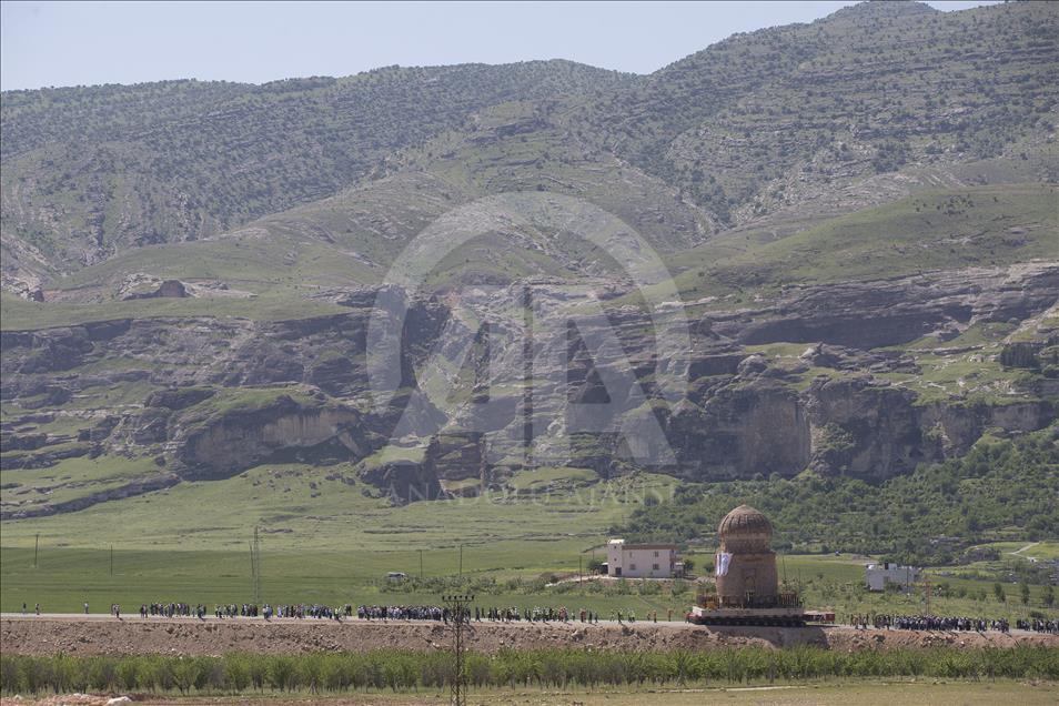 Tarihi Zeynel Bey Türbesi yeni yerine taşındı