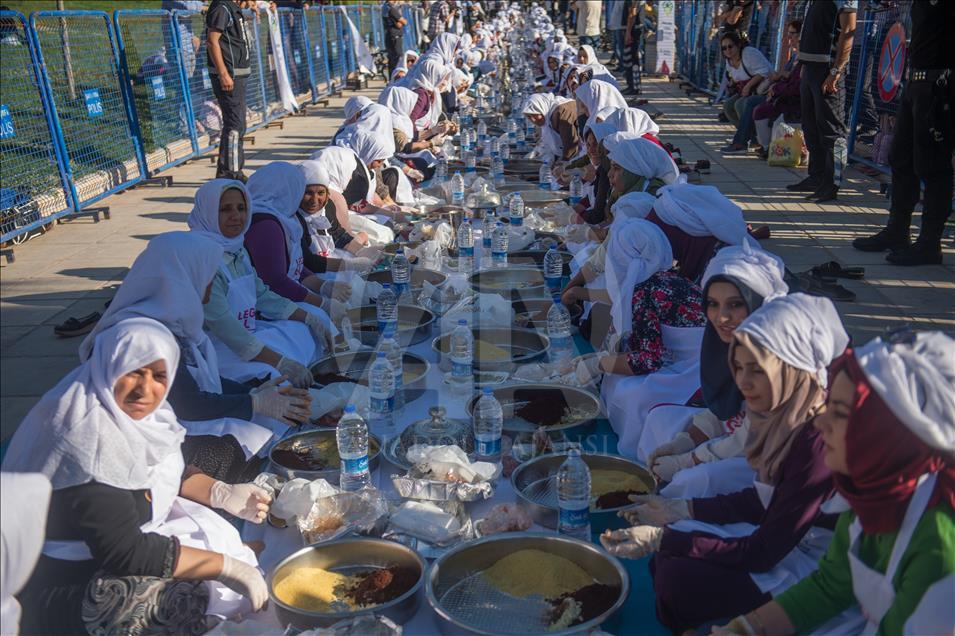 "400 kadınla çiğ köfte yoğurma rekoru"