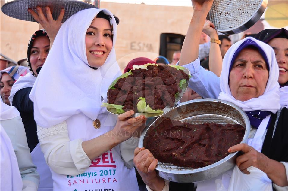 "400 kadınla çiğ köfte yoğurma rekoru"