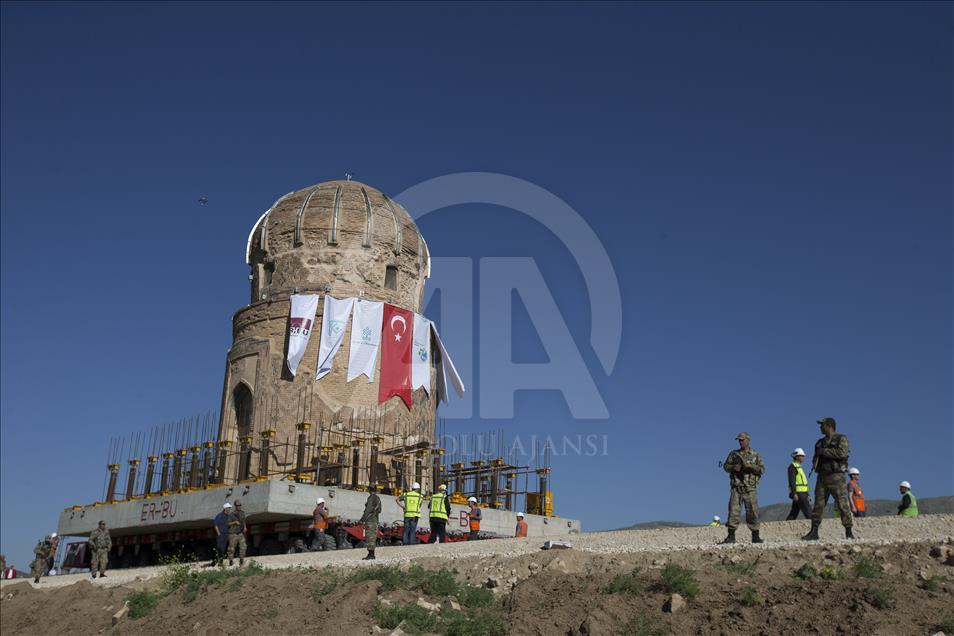 Tarihi Zeynel Bey Türbesi'nin taşınma işlemi başladı
