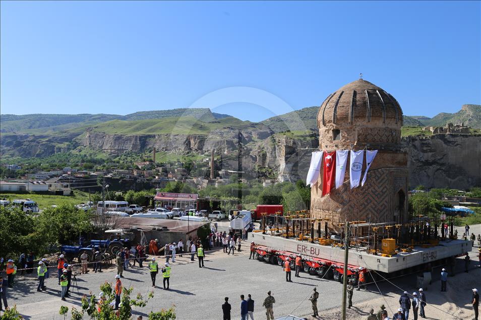 Tarihi Zeynel Bey Türbesi'nin taşınmaya başlandı