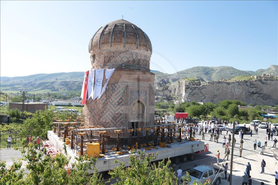 Tarihi Zeynel Bey Türbesi'nin taşınmaya başlandı