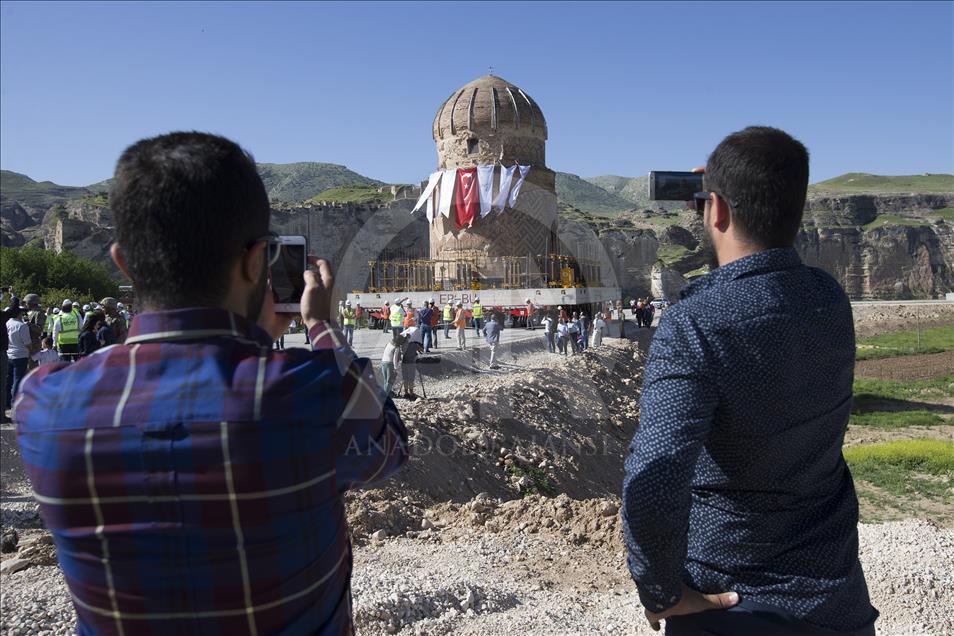 Tarihi Zeynel Bey Türbesi yeni yerine taşındı