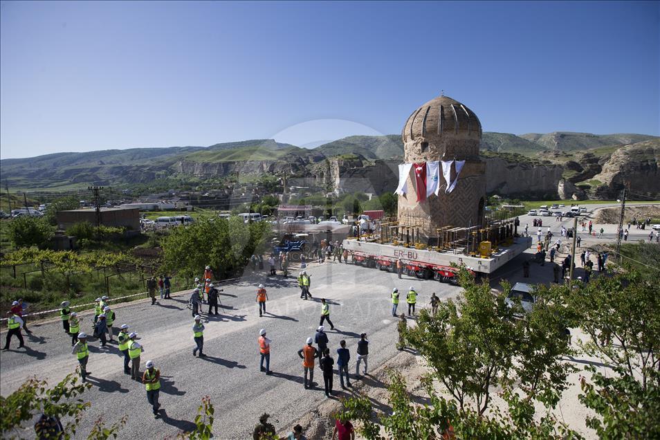 Tarihi Zeynel Bey Türbesi yeni yerine taşındı