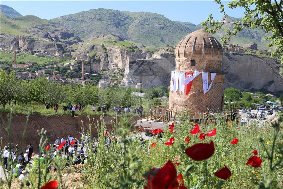 Tarihi Zeynel Bey Türbesi'nin taşınmaya başlandı
