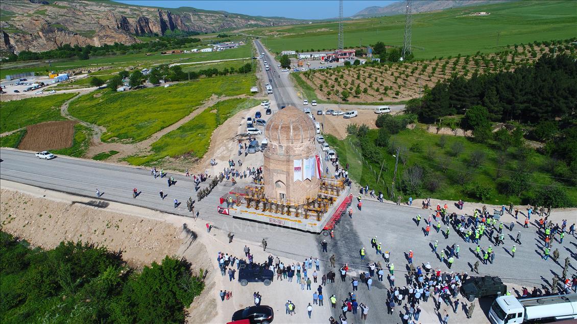 Tarihi Zeynel Bey Türbesi yeni yerine taşındı