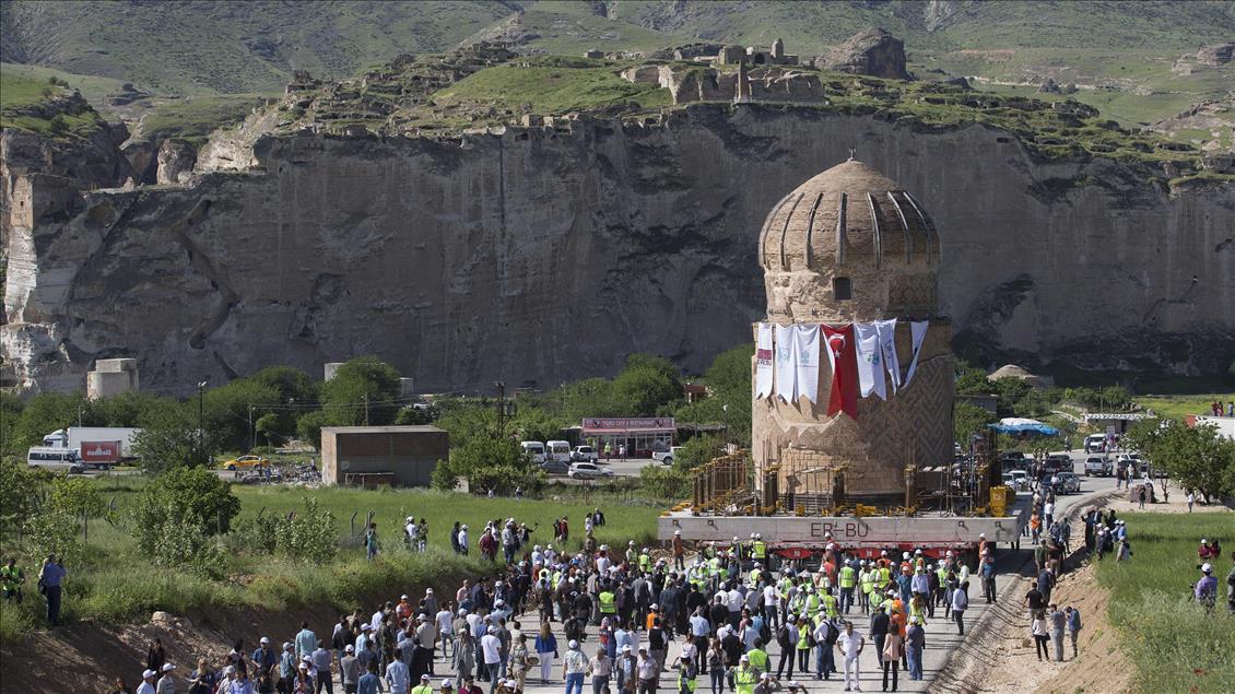Tarihi Zeynel Bey Türbesi yeni yerine taşındı