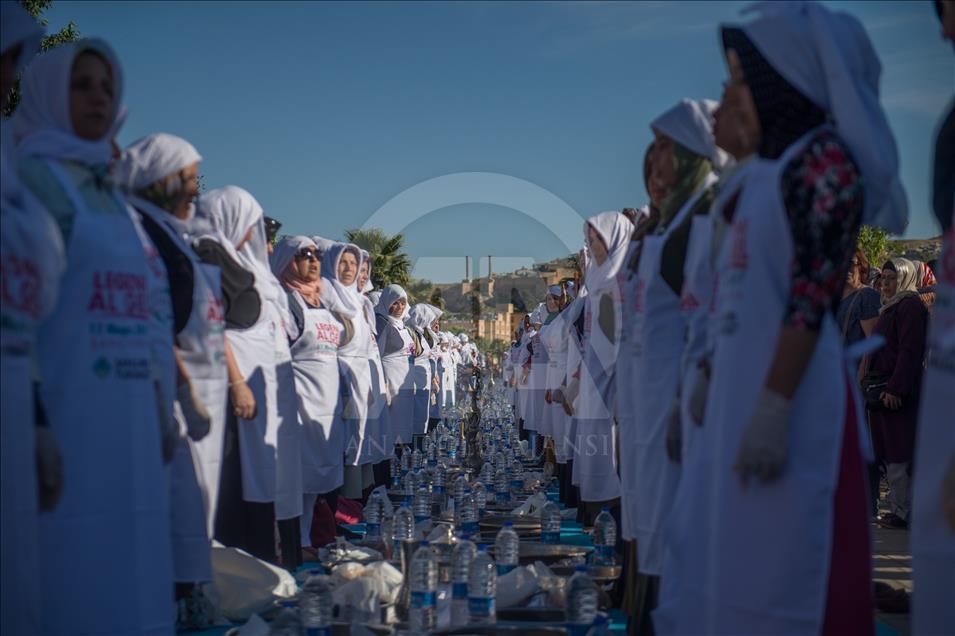 "400 kadınla çiğ köfte yoğurma rekoru"