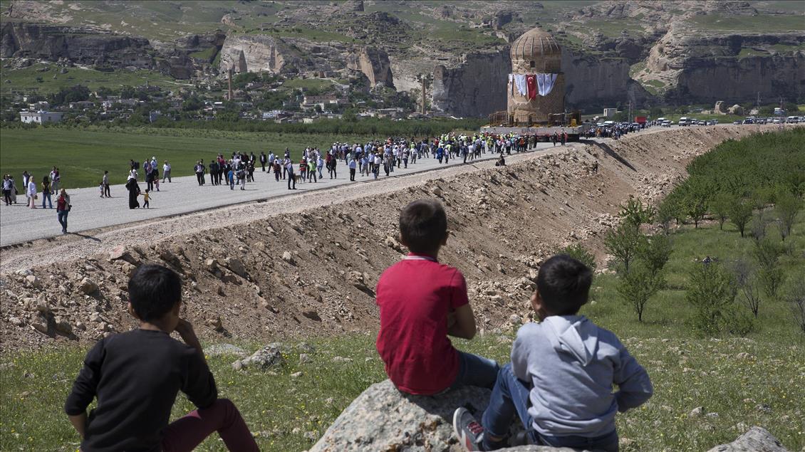 Tarihi Zeynel Bey Türbesi yeni yerine taşındı