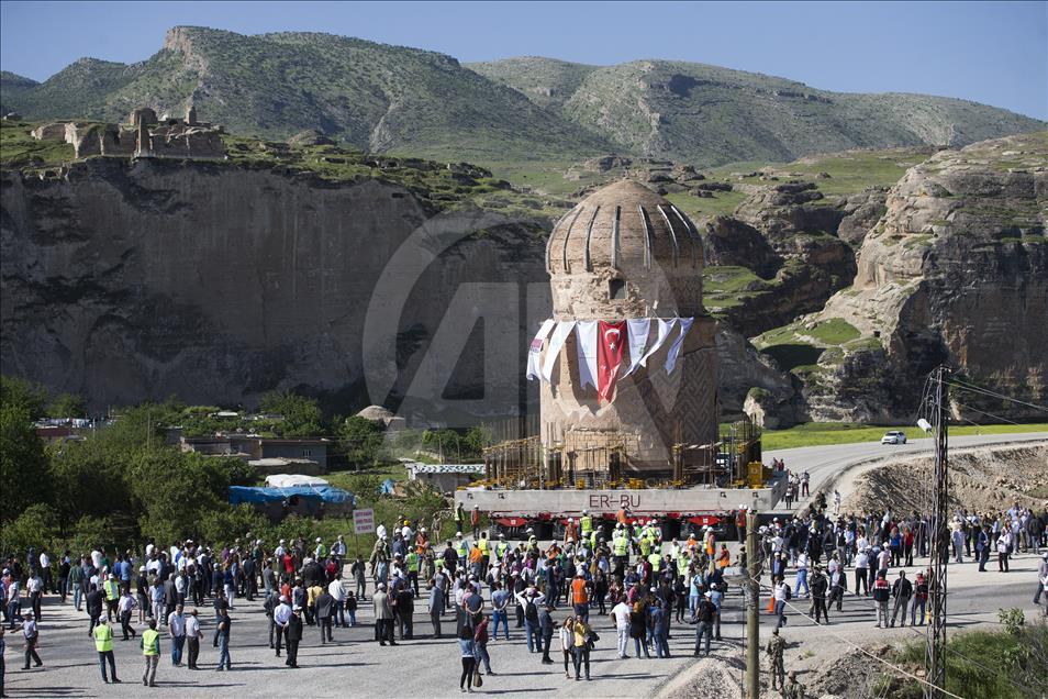 Tarihi Zeynel Bey Türbesi yeni yerine taşındı