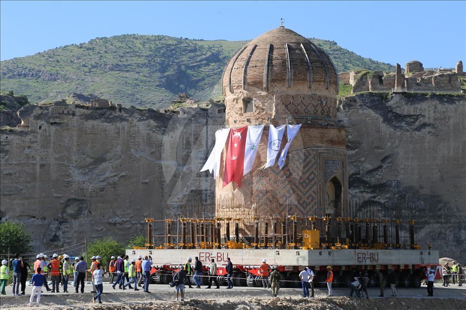 Tarihi Zeynel Bey Türbesi'nin taşınmaya başlandı