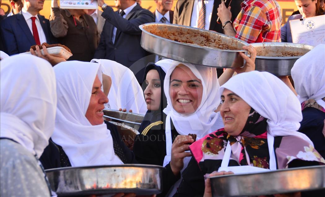 "400 kadınla çiğ köfte yoğurma rekoru"
