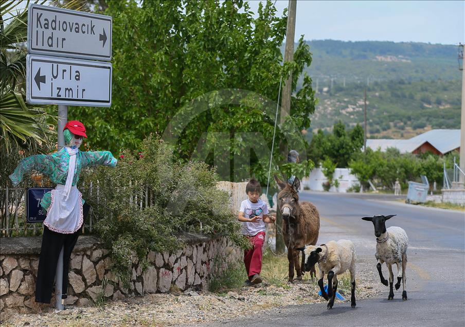 Urla'da sokaklar "bostan korkuluğu"