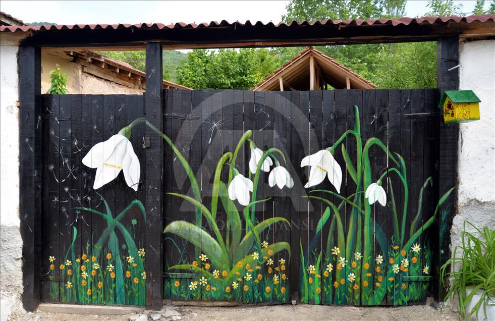 Tasarımla tanışan köyün sokakları çiçek açtı