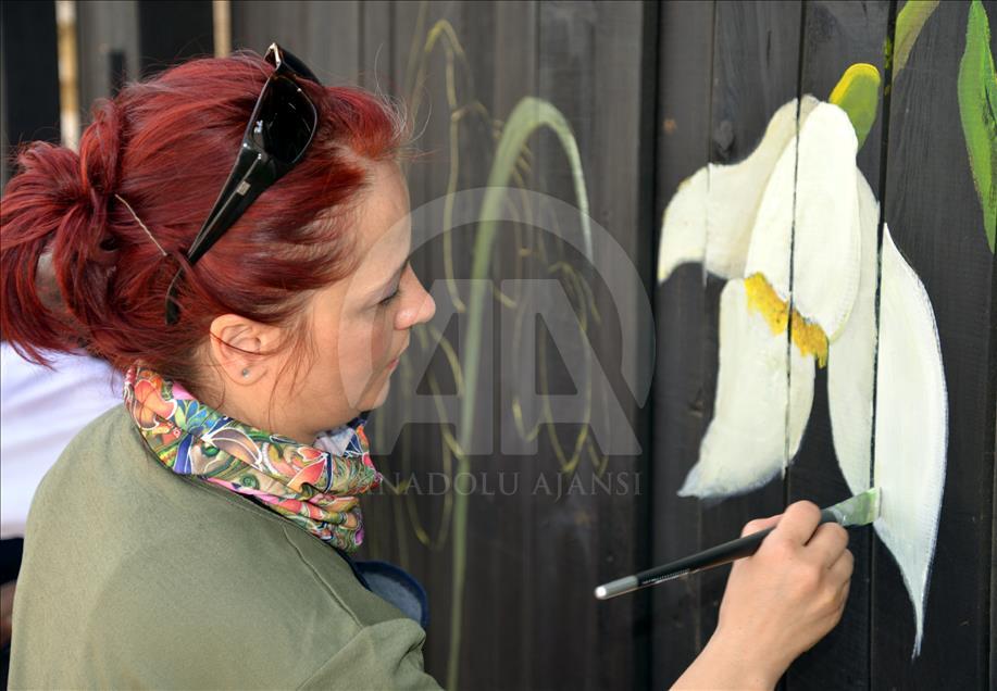 Tasarımla tanışan köyün sokakları çiçek açtı