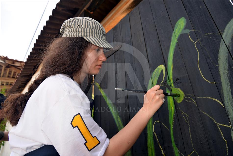 Tasarımla tanışan köyün sokakları çiçek açtı