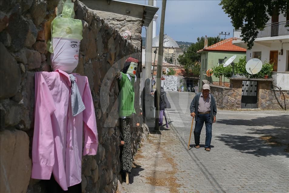 Urla'da sokaklar "bostan korkuluğu"