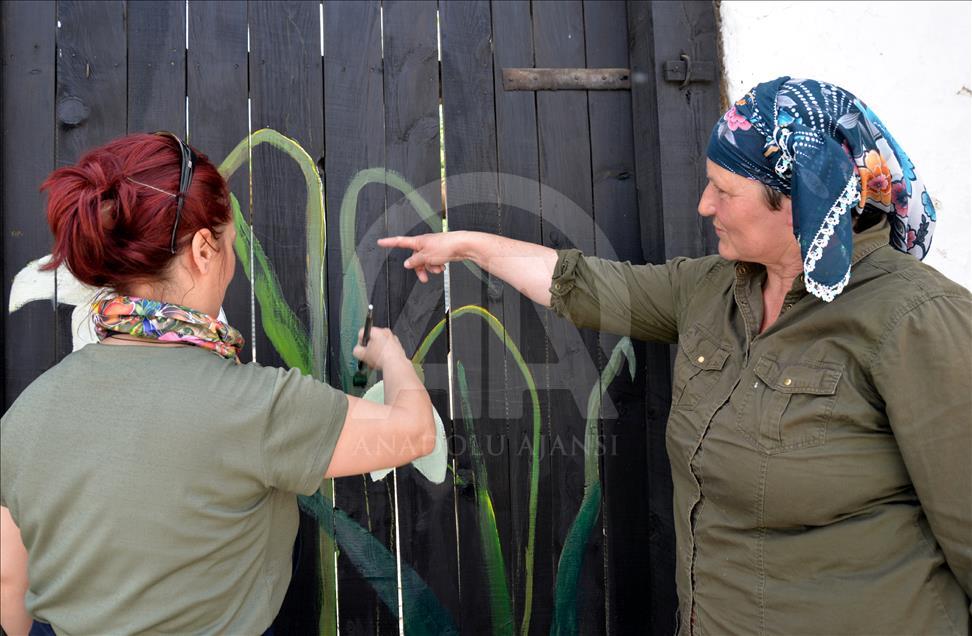 Tasarımla tanışan köyün sokakları çiçek açtı