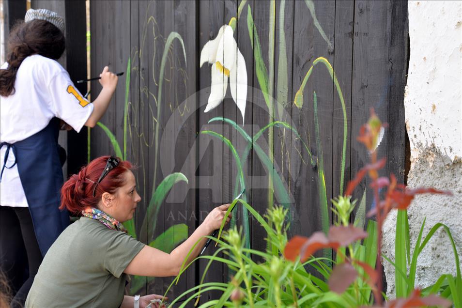 Tasarımla tanışan köyün sokakları çiçek açtı