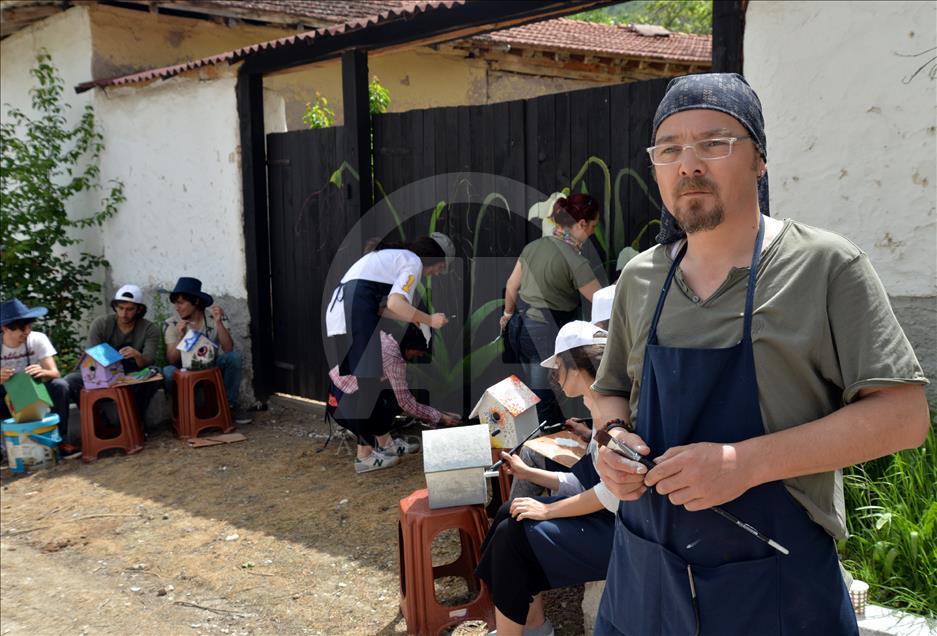 Tasarımla tanışan köyün sokakları çiçek açtı