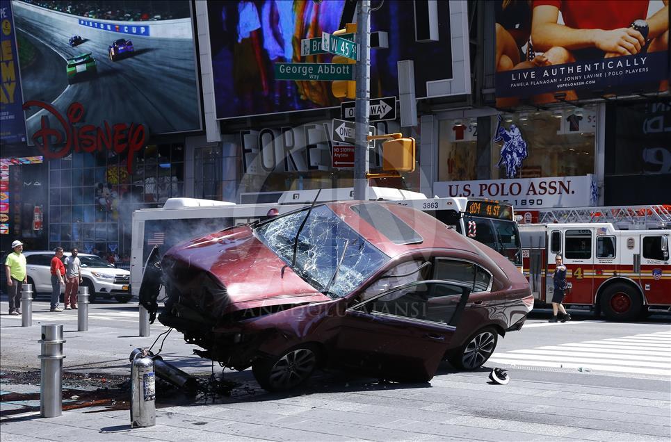 New York'ta bir araç yayalara çarptı