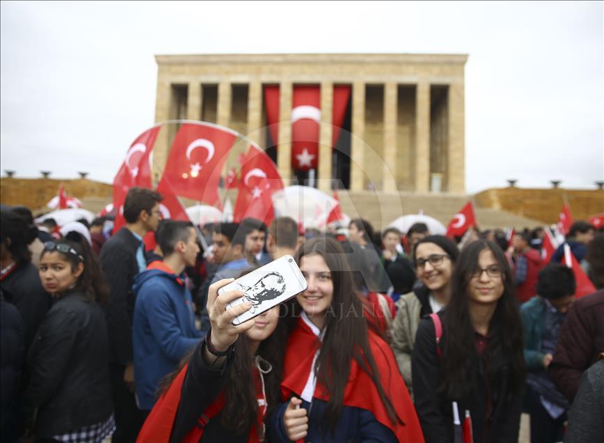 Граждане Турции возлагают цветы к мавзолею Ататюрка
