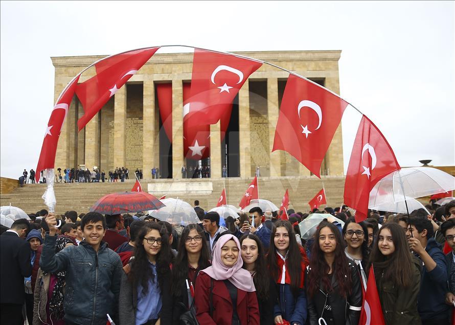 Граждане Турции возлагают цветы к мавзолею Ататюрка
