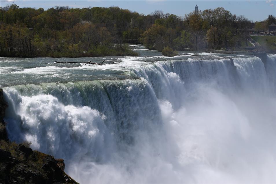 Ниагарский водопад - одно из популярных туристических мест Америки 