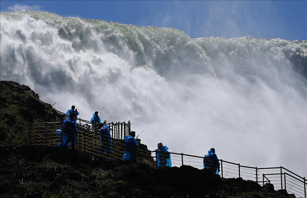 Ниагарский водопад - одно из популярных туристических мест Америки 
