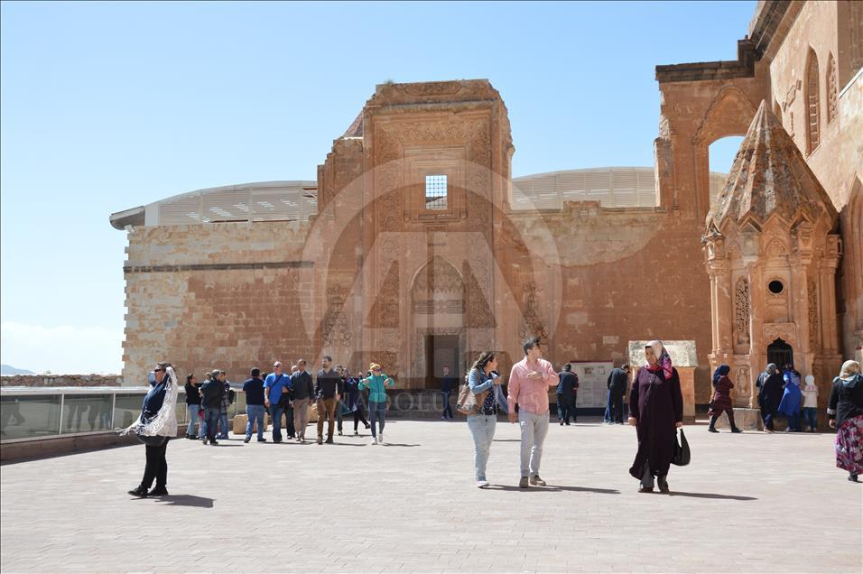 İshak Paşa Sarayı'na turist ilgisi