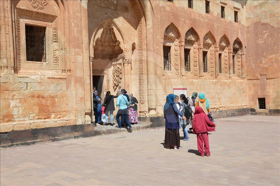İshak Paşa Sarayı'na turist ilgisi