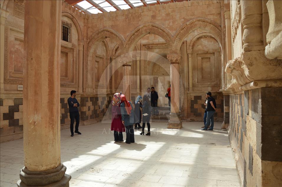 استقبال بی‌نظیر گردشگران از کاخ اسحاق پاشا در ترکیه