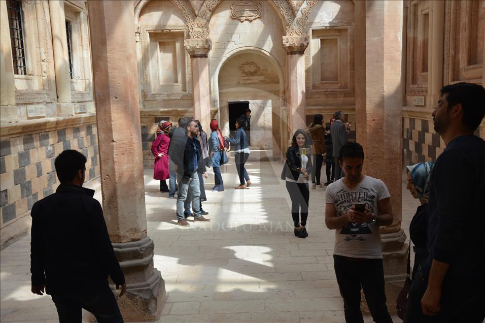 استقبال بی‌نظیر گردشگران از کاخ اسحاق پاشا در ترکیه