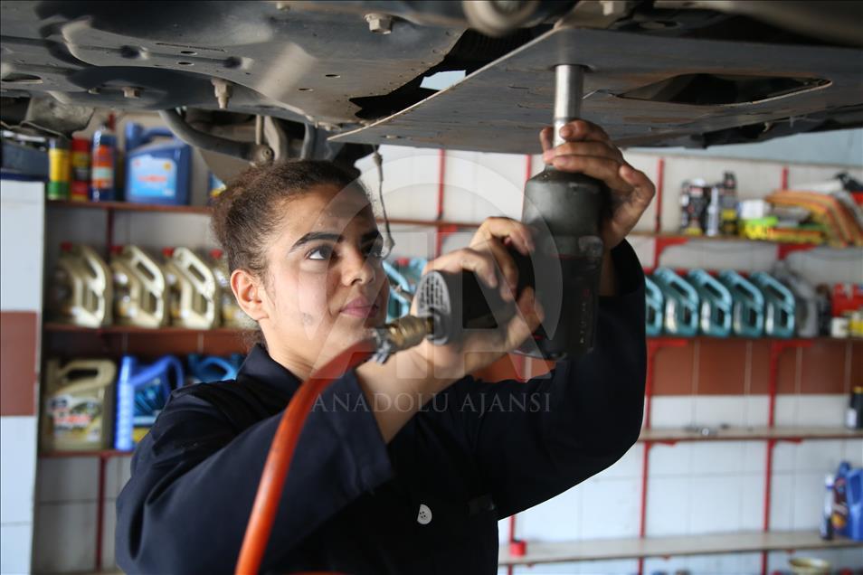 Güneydoğu'nun kadın oto tamircileri yetişiyor