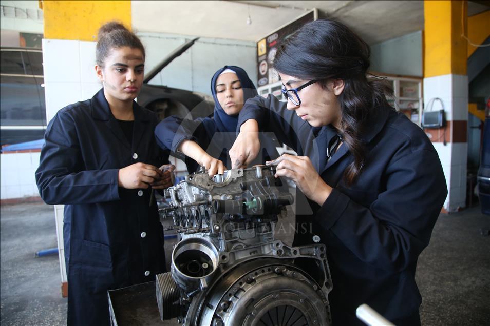 Güneydoğu'nun kadın oto tamircileri yetişiyor
