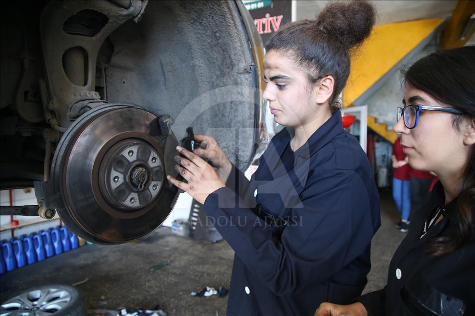 Güneydoğu'nun kadın oto tamircileri yetişiyor