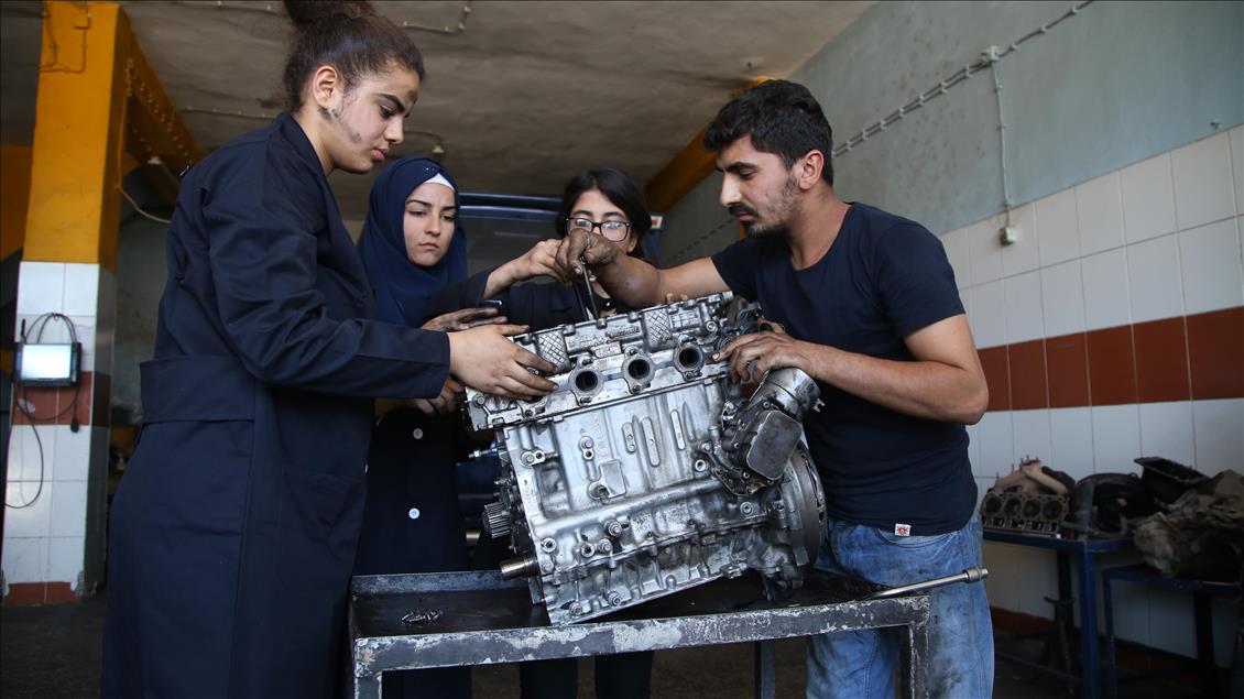 Güneydoğu'nun kadın oto tamircileri yetişiyor