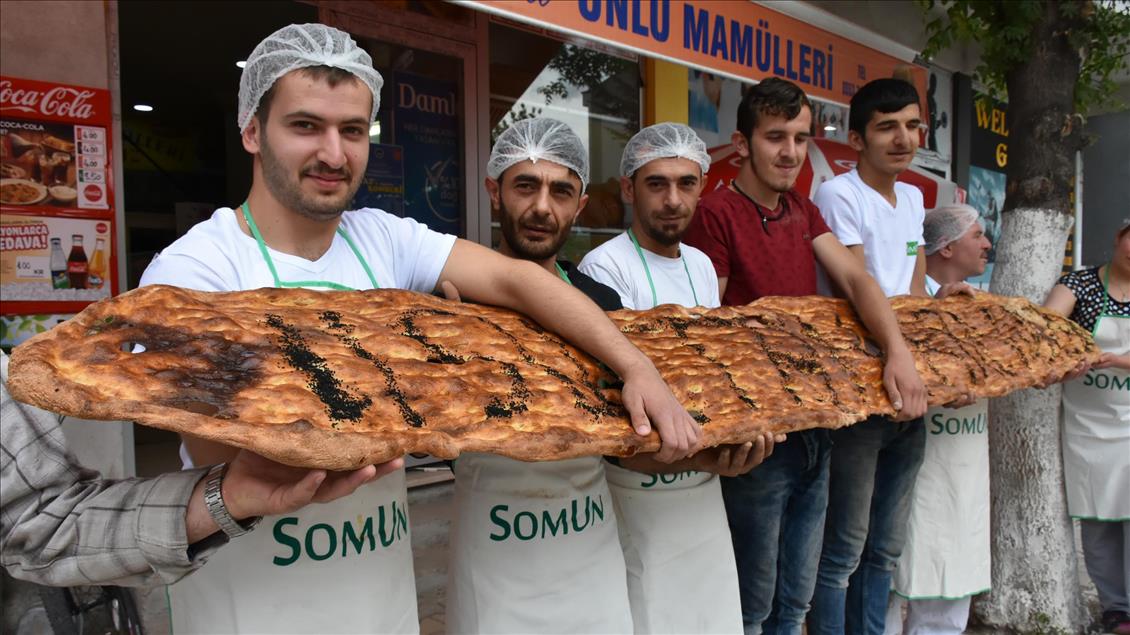 Amasya'da 3 metre 90 santimetrelik ramazan pidesi
