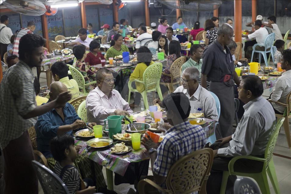 Myanmar'da ilk iftar heyecanı