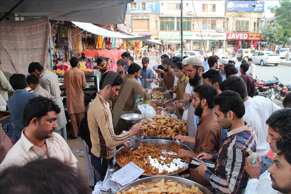 Pakistan'da ilk iftar heyecanı