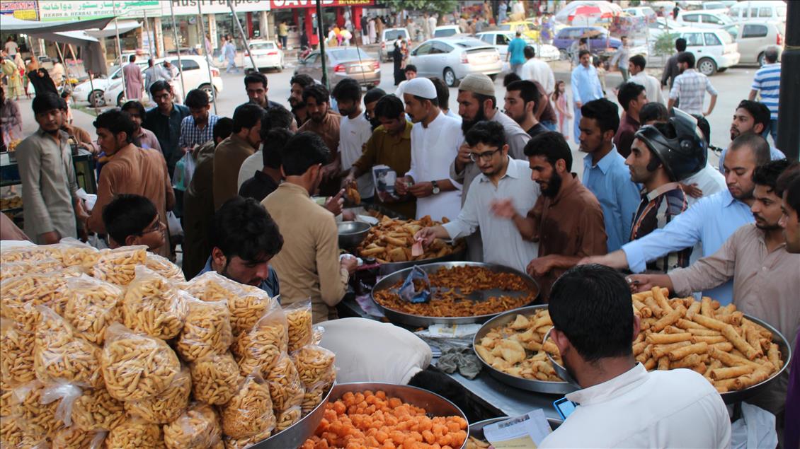 Pakistan'da ilk iftar heyecanı