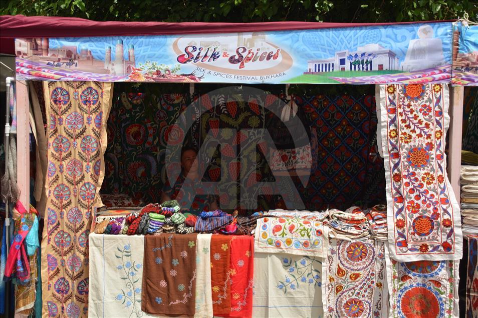 Özbekistan'daki İpek ve Baharat Festivali